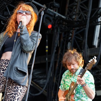 Altın Gün performing at Festival des Vieilles Charrues, 2018.